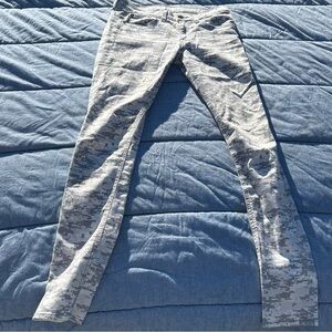 Rag & Bone Light Gray Camouflage Skinny Jeans Size 27”